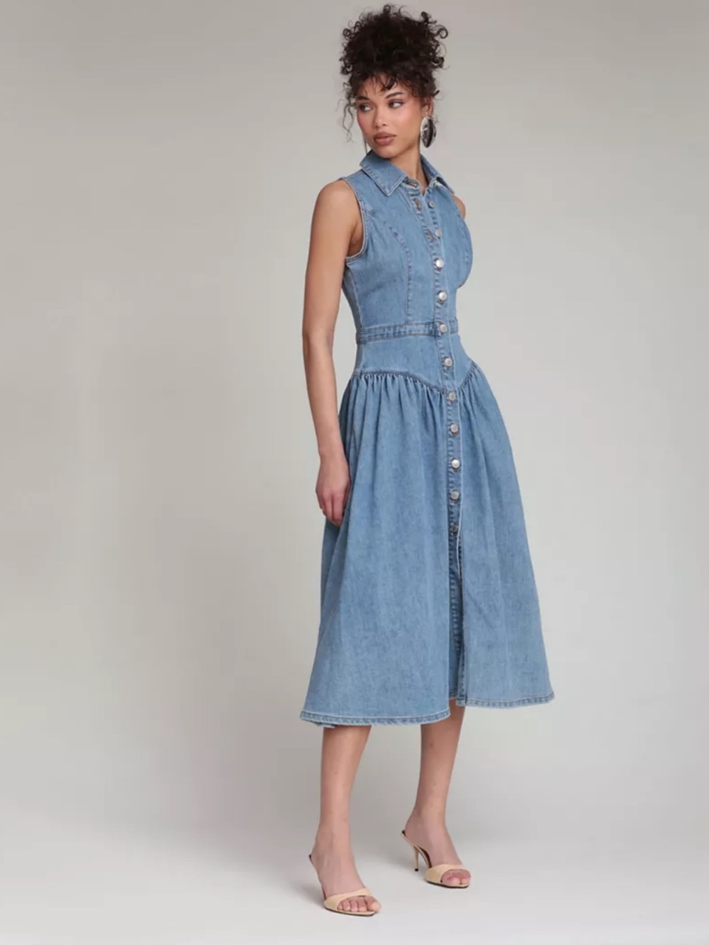 7 For All Mankind 🔥 button-front sleeveless denim midi dress in a medium wash. - Picture 4 of 9
